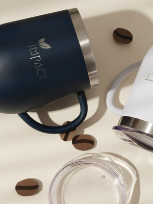 Dunkelblauer Premium Firmen - Kaffeebecher mit Logo - Gravur | B2B Corporate Gifts - impact zurich