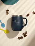 Dunkelblauer Premium Firmen - Kaffeebecher mit Logo - Gravur | B2B Corporate Gifts - impact zurich