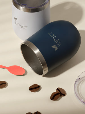 Dunkelblauer Premium Firmen - Kaffeebecher mit Logo - Gravur | B2B Corporate Gifts - impact zurich