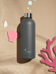 Graphite - Dunkelgraue Premium Firmen - Trinkflasche mit Logo - Gravur | B2B Corporate Gifts - impact zurich
